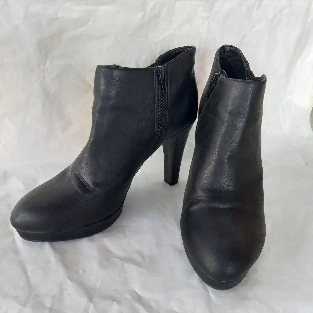 Unlisted by Kenneth Cole Roun Faux Leather Bootie Size 9
